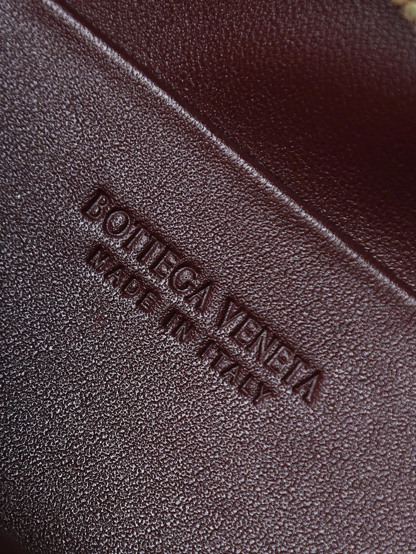 800. BOTTEGA VENETA2025 new women's small Soft Vanity bag adopts the classic Intrecciato weaving technique, inheriting the classics. The ring buckle design 😎 The light metal chain gives you a high-end sense of matching. The chain is removable, so you can wear it as a small bag ~ An elegant small bag that is perfect for participating in events. The overall body of the bag is as soft as marshmallow and can be easily kneaded, showing the strong toughness and high-end feel of the leather. The touch of sheepskin is so amazing. It is so healing when pinched! I have absolutely no resistance to small bags! ! ! Style number: 843800 Size: 19*14*3cm